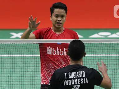 Pebulutangkis Indonesia, Anthony Sinisuka Ginting (kiri) bersiap menyalami Tommy Sugiarto usai laga babak kedua tunggal putra Indonesia Masters 2020 di Istora GBK, Jakarta, Kamis (16/1/2020). Anthony Sinisuka Ginting unggul 21-16 21-15 dan melaju ke perempat final. (Liputan6.com/Helmi Fithriansyah)