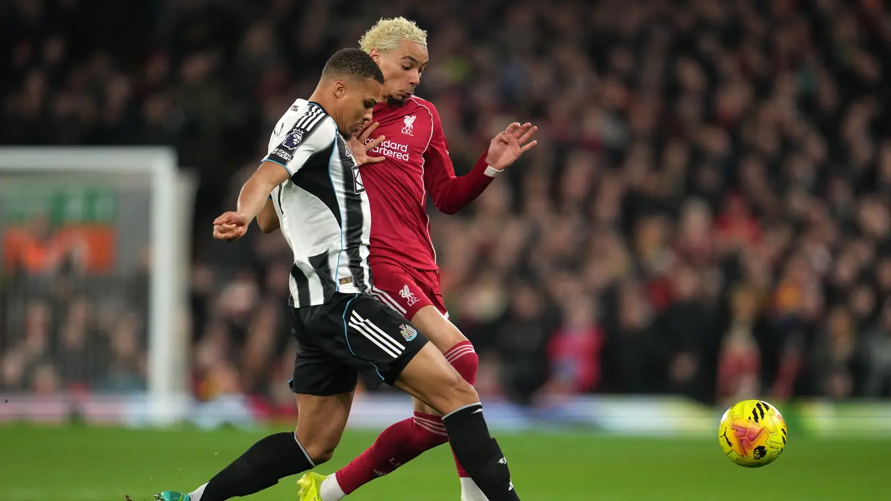 Hugo Ekitike (kanan) berebut bola dengan Malick Thiaw di laga Liverpool vs Newcastle di pekan ke-24 Liga Inggris 2025/2026 di Anfield, Minggu (01/02/2026) dini hari WIB.