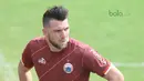 Marko Simic melihat kondisi lapangan sebelum sesi latihan jelang melawan Tampines Rovers Piala AFC 2018 di Lapangan ABC, Senayan, Jakarta (27/2/2018). Marko Simic menjadi menjadi salah satu andalan Persija musim 2018. (Bola.com/Nick Hanoatubun)