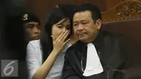 Terdakwa Jessica Kumala Wongso berbincang dengan kuasa hukumnya saat menjalani sidang lanjutan kasus kematian Wayan Mirna Salihin di PN Jakarta Pusat, Rabu (27/7). (Liputan6.com/Immanuel Antonius)