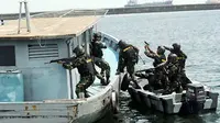 Simulasi latihan gabungan antara TNI AL dengan angkatan laut Rusia dilakukan untuk melatih kemampuan masing-masing pasukan dalam menghadapi perompak di laut. (Antara).