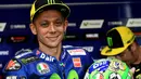 Valentino Rossi berfoto dengan helm barunya usai saat melakukan sesi tes bebas Moto GP Italian Grand Prix di Sirkuit Mugello, Italia (3/6/2017). (AFP/Vincenzo Pinto)