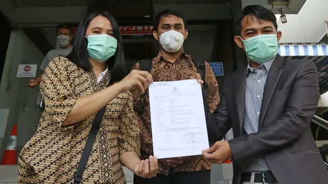 Pemimpin Redaksi Liputan6.com Irna Gustiawati didampingi LBH Pers melaporkan kasus doxing jurnalisnya ke Polda Metro Jaya. (dok Liputan6.com)
