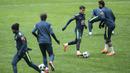 Penyerang Barcelona, Philippe Coutinho saat berlatih bersama timnas Brasil di Stadion Olimpiyskiy Luzhniki, Moskva, Rusia, (22/3/2018). Brasil akan melawan Rusia pada laga uji coba 23 Maret. (AP/Pavel Golovkin)