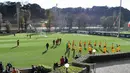 Suasana latihan tim AS Roma jelang menghadapi Porto pada babak 16 besar Liga Champions di stadion Olimpico di Trigoria, selatan Roma (11/2). (AFP Photo/Andreas Solaro)