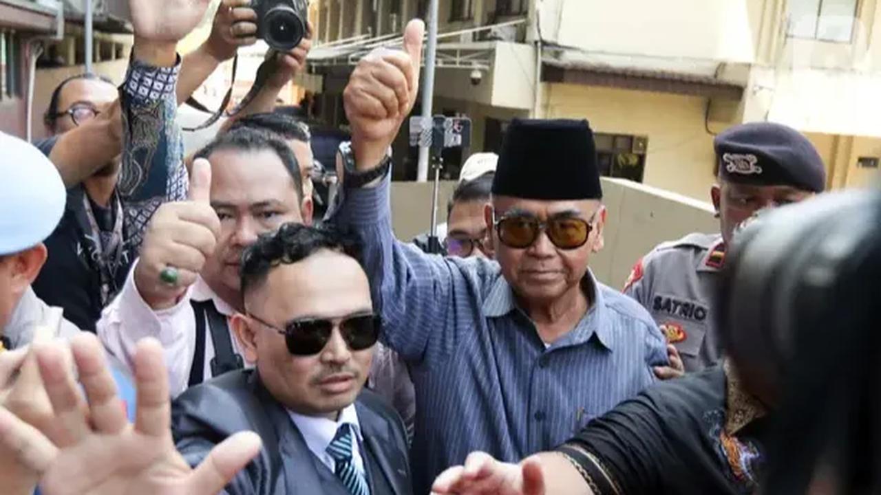 Mengenai adanya perasaan tidak puas, ia mengakui hal itu manusiawi. Namun, sebagai individu yang taat beragama, penting bagi semua pihak untuk taat pada peraturan.