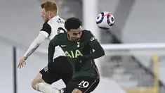 Gelandang Tottenham Hotspur, Dele Alli bersaing dengan gelandang Fullham, Harrison Reed pada pekan ke-27 Liga Inggris di Craven Cottage, Jumat (5/3/2021) dini hari WIB. Tottenham Hotspur mengalahkan Fulham 1-0 lewat gol bunuh diri Tosin Adarabioyo. (Neil Hall/Pool via AP)