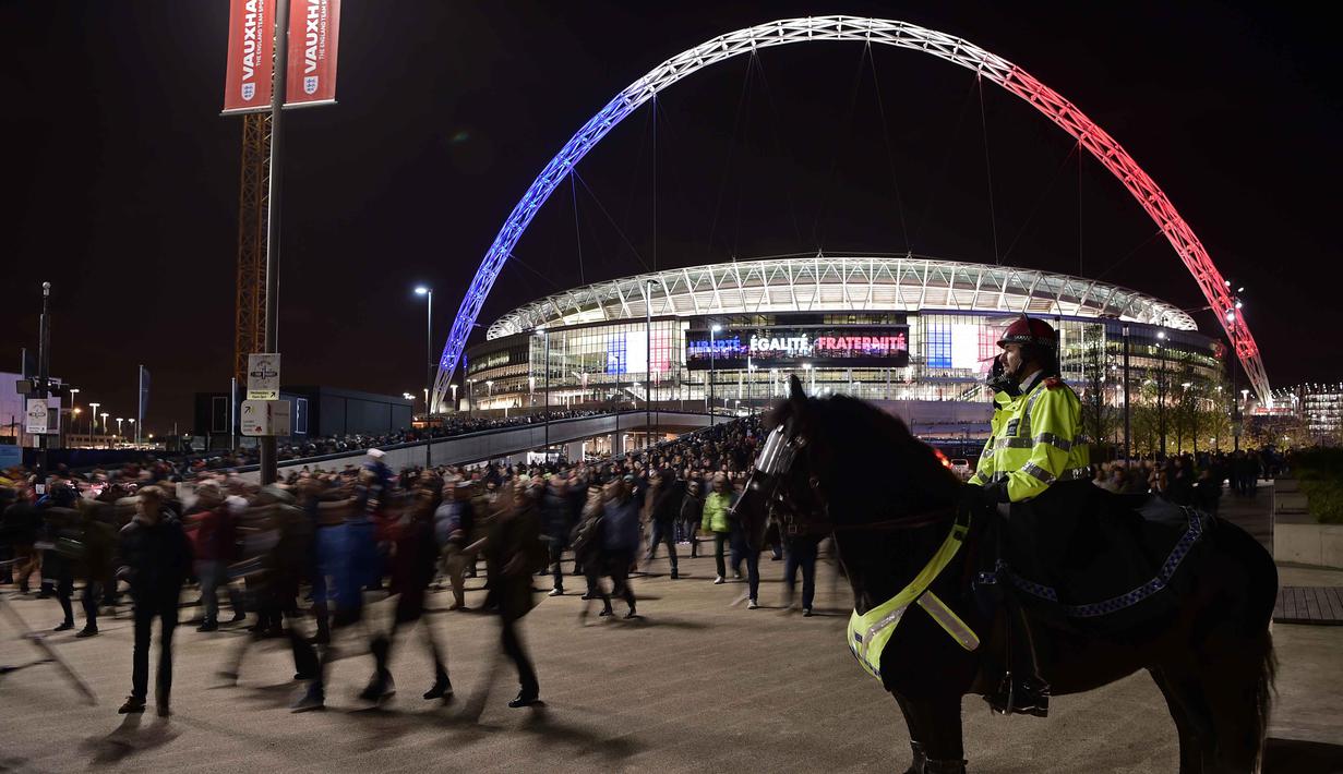 Polisi berkuda berjaga dekat Stadion Wembley saat laga Persahabatan antara Inggris vs Prancis di London, Rabu (18/11/2015) dini hari WIB. ( AFP Photo/Leon Neal)