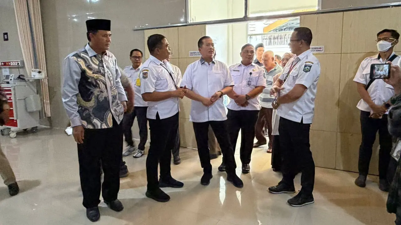 Gubernur Nusa Tenggara Barat (NTB) Lalu Muhamad Iqbal saat meninjau progres pembangunan tambahan ruangan dan fasilitas di RSUD Manambai Abdulkadir di Kota Sumbawa Besar, Kabupaten Sumbawa, Rabu (29/10) (Istimewa)