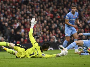 David De Gea bersama Cristiano Ronaldo menjadi dua pemain Manchester United yang tampil lumayan saat Manchester United ditekuk 0-2 sang tetangga, Manchester City, Sabtu (6/11/2021). Para pemain lain tampil mengeceawakan, bahkan layak diberi nilai di bawah 5. (AFP/Oli Scarff)