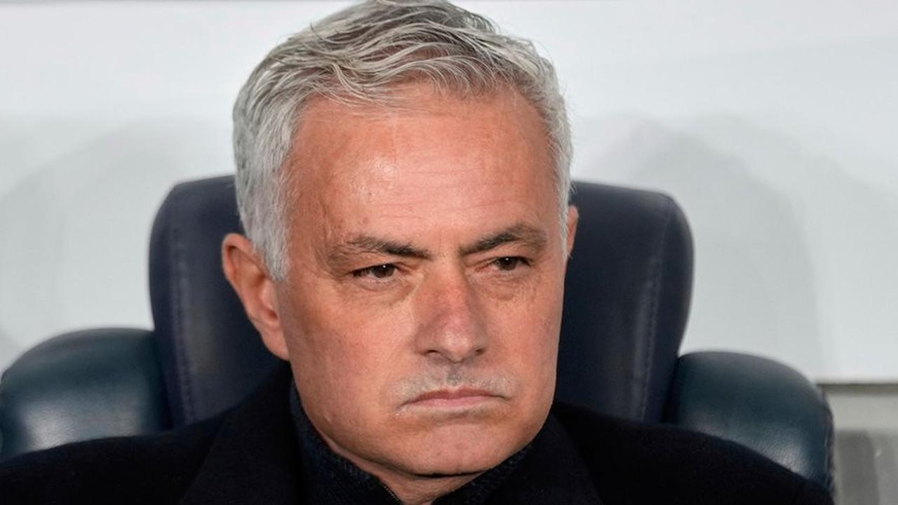 Gara-Gara Cubit Hidung Pelatih Lawan, Mourinho Kena Sanksi Tegas