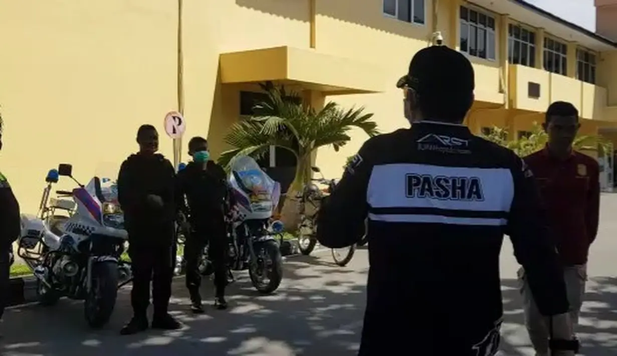 Pasha Ungu saat mendampingi Kapolres Palu saat kegiatan penyemprotan desinfectan di beberapa wilayah kota palu sebagai bentuk upaya pencegahan covid-19. (Instagram/pashaungu_vm)