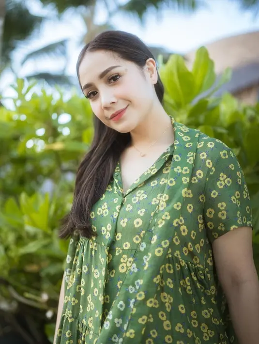 "Aku jadi model, ceritanya jadi wanita Bali," tulisnya [instagram/raffinagita1717]