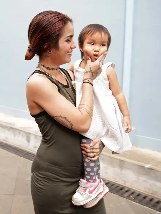 Seperti diketahui, Sheila dan Vanesha sebelumnya dikabarkan menjalin hubungan khusus. Kedekatan yang begitu intim dalam foto-foto yang diunggah melalui media sosial itu membuat masyarakat bertanya-tanya. (Bambang E. Ros/Bintang.com)