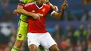 Penyerang MU, Anthony Martial (depan) berebut bola dengan bek CSKA Moscow, Sergey Ignashevich pada liga champions di stadion Old Trafford,Inggris (3/11). Manchester United menang atas CSKA Moscow dengan skor 1-0. (Reuters/Darren Staples)