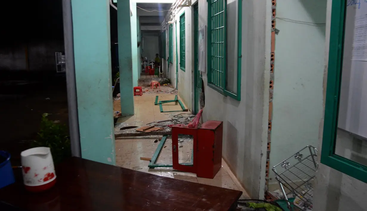 Kerusakan yang disebabkan ratusan pecandu narkoba di pusat rehabilitasi narkoba di Dong Nai, Vietnam, Senin (24/10). Lebih dari 500 pecandu narkoba kabur menjebol dinding dan merusak jendela menggunakan tongkat serta alat pemadam kebakaran. (STR/AFP)
