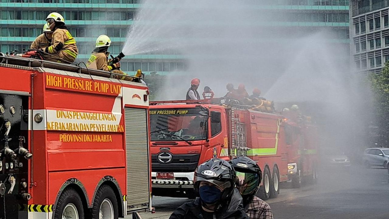 Petugas Gabungan Kembali Semprot Air ke Jalan Kurangi Polusi Udara Jakarta, Reaksi Warga Bikin Ngakak