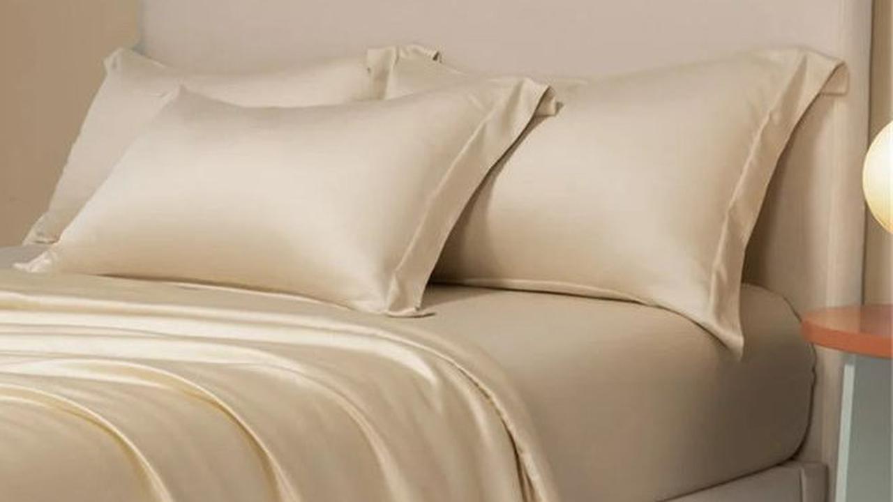 Kenali Manfaat Tidur dengan Seprai Sutra untuk Kesehatan Kulit dan Tidur Nyenyak