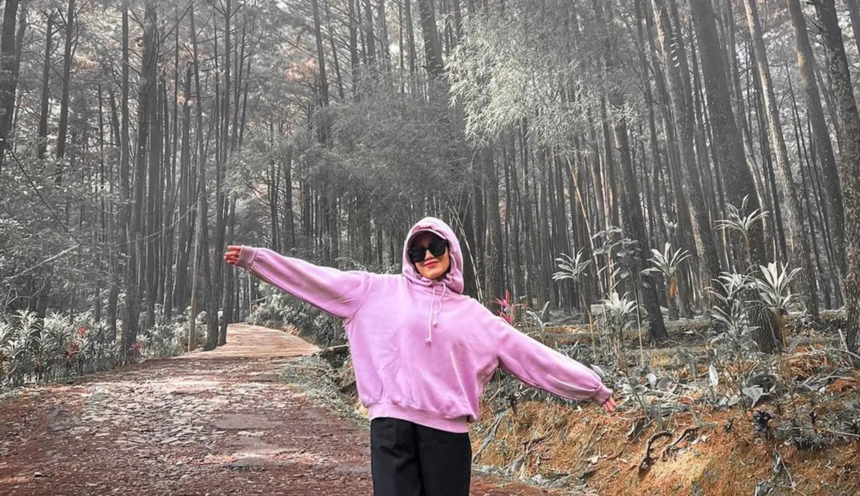 Kacamata memang dapat mendukung penampilan seseorang jadi makin menarik, baik ketika liburan ataupun hangout, begitu juga dengan Hafna Alliya. Tampil pakai kacamata hitam, penampilan Naya jadi makin menarik. Padu padan outfit yang dikenakannya berpadu selaras ketika didukung dengan fashion item satu ini. (Liputan6.com/IG/@afnaalliya_)
