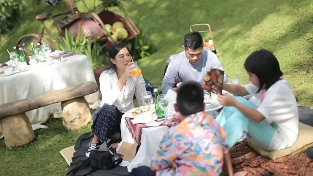 Potret Seru Dian Sastrowardoyo Piknik Bareng Keluarga di Borobudur