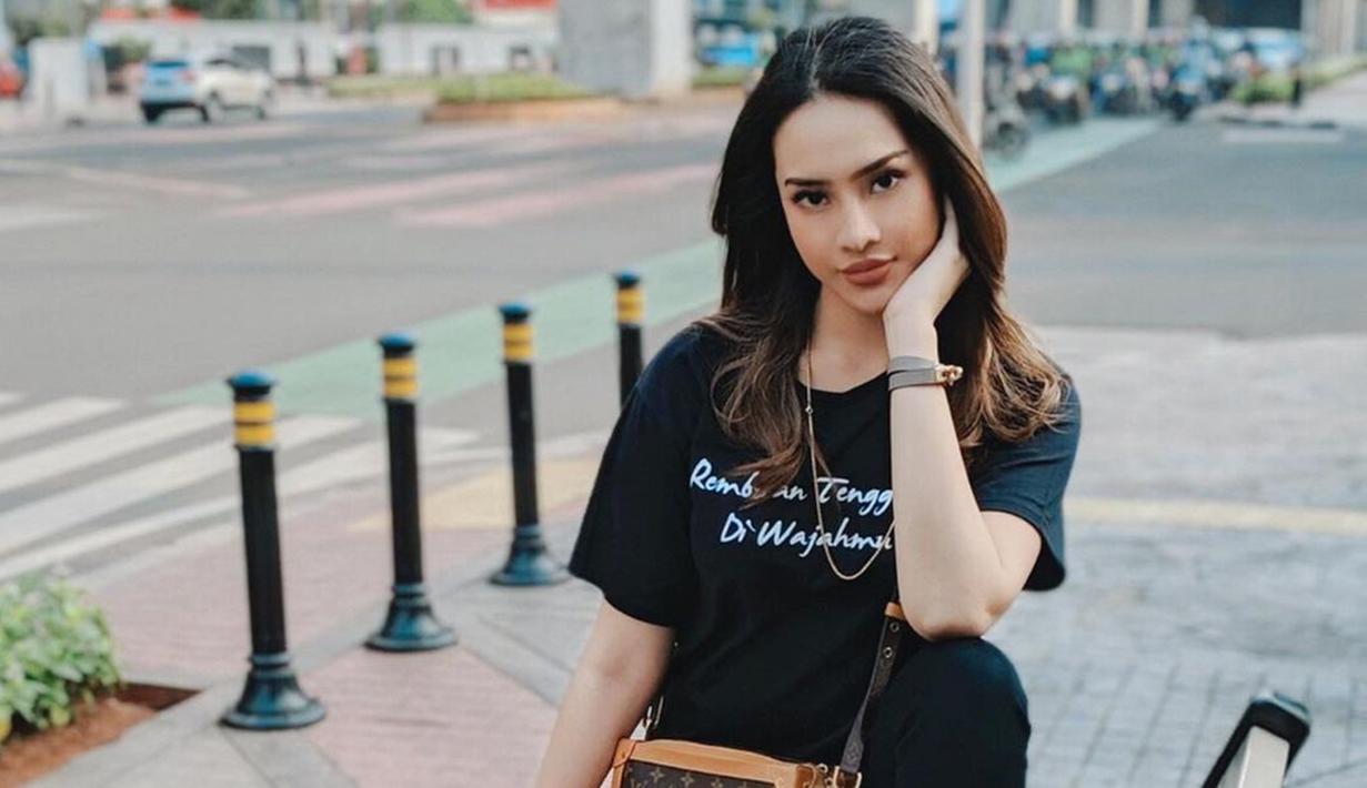 Berpose topang dagu ketika berfoto di pinggir jalan, Anya Geraldine tampil simpel dan stylish kenakan baju Rembulan Tenggelam di Wajahmu sekalian untuk mempromosikan filmnya. Lantaran baru putus dari Bio One dan tentunya perasaan canggung itu masih ada, kebersamaan Anya dan Bio di balik layar film garapan sutradara Danial Fikri ini pun tak banyak diunggah keduanya. (Liputan6.com/IG/@anyageraldine)