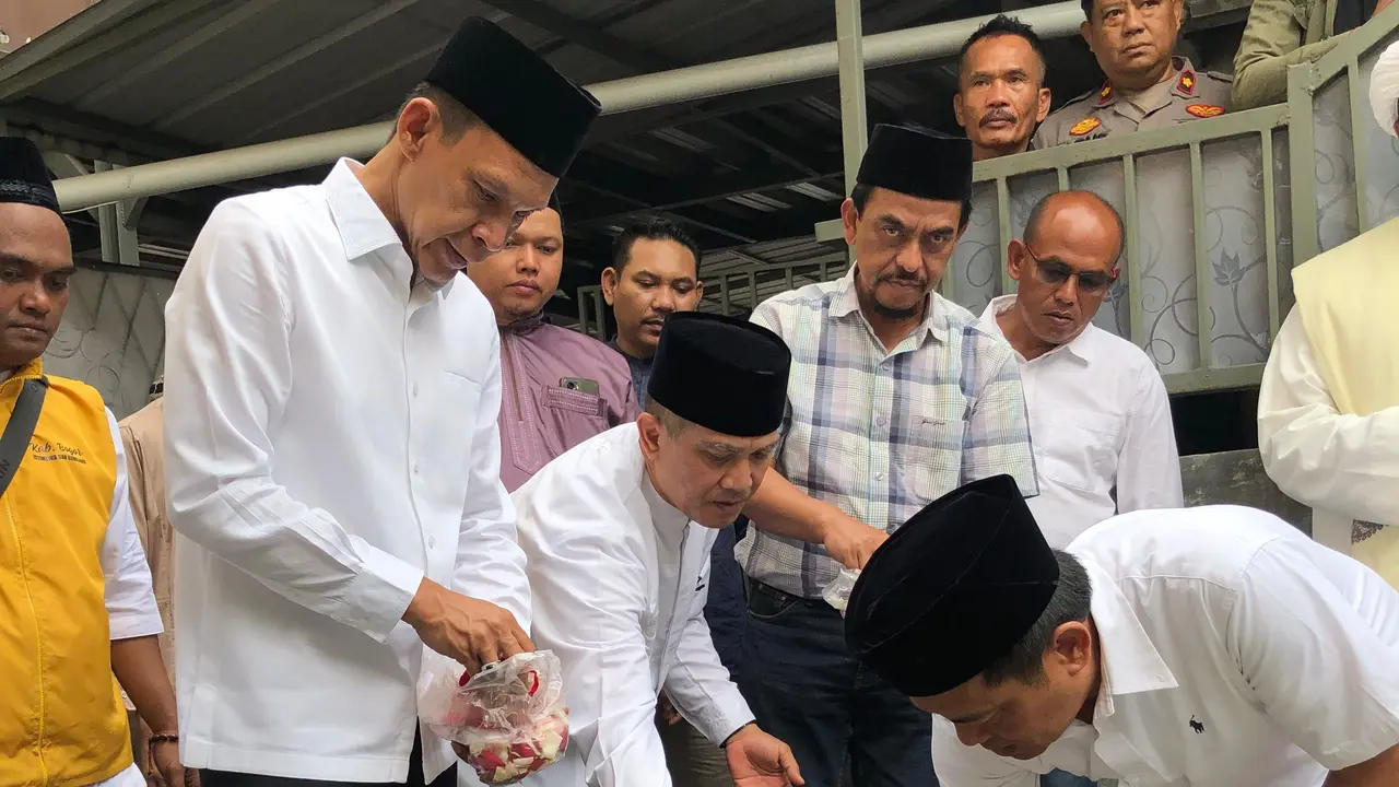 Pasangan calon bupati dan wakil bupati Bogor nomor urut 1, Rudy Susmanto-Ade Ruhandi ziarah ke makam almarhum Endang Kosasih dan Makam R. Saleh Brajakusumah yang letaknya bersebelahan dengan Masjid Raya Baiturrahmah (Istimewa)