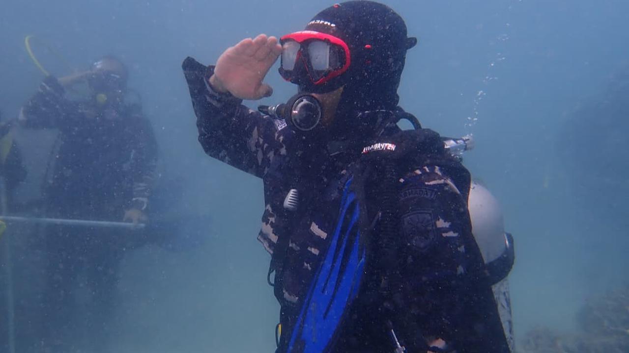 VIDEO: Keren! TNI AL Kibarkan Merah Putih dari Dasar Laut Pulau Sangiang Rayakan HUT ke-80 RI