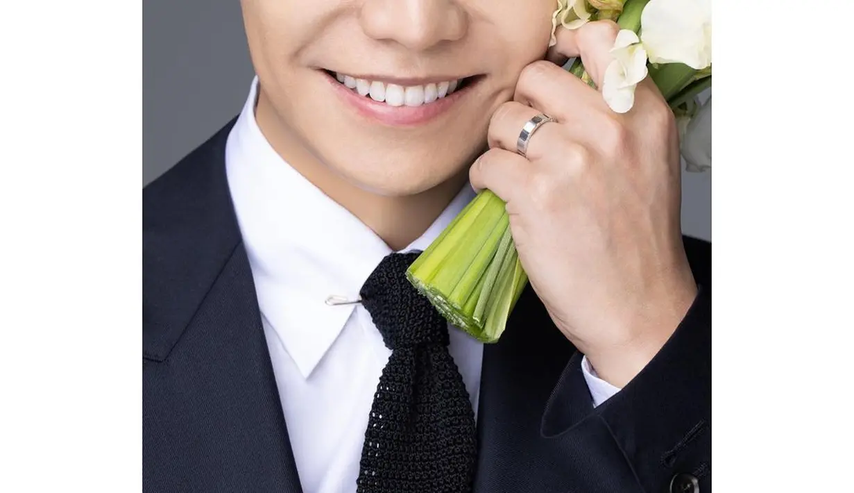 Terakhir, potret Lee Seung Gi close up yang terlihat tampan dengan jas hitam sambil memamerkan wedding ring-nya. [Foto: IG/byhumanmade].