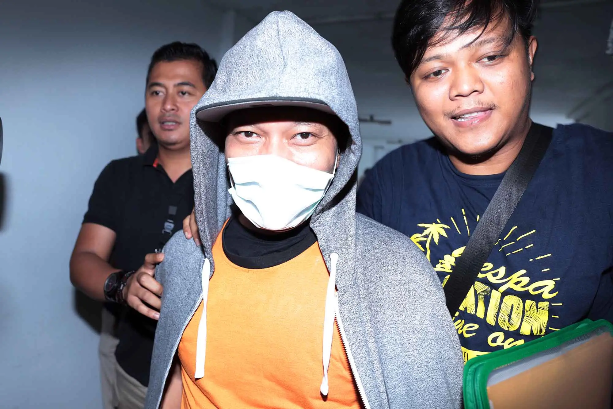 Rapper Iwa K kembali mendatangi kantor BNN guna menjalani pemeriksaan lanjutan assesment, Rabu (3/5/2017) siang. Sebelumnya, rapper ini juga menjalani pemeriksaan di kantor BNN terkait narkoba. (Deki Prayoga/Bintang.com)