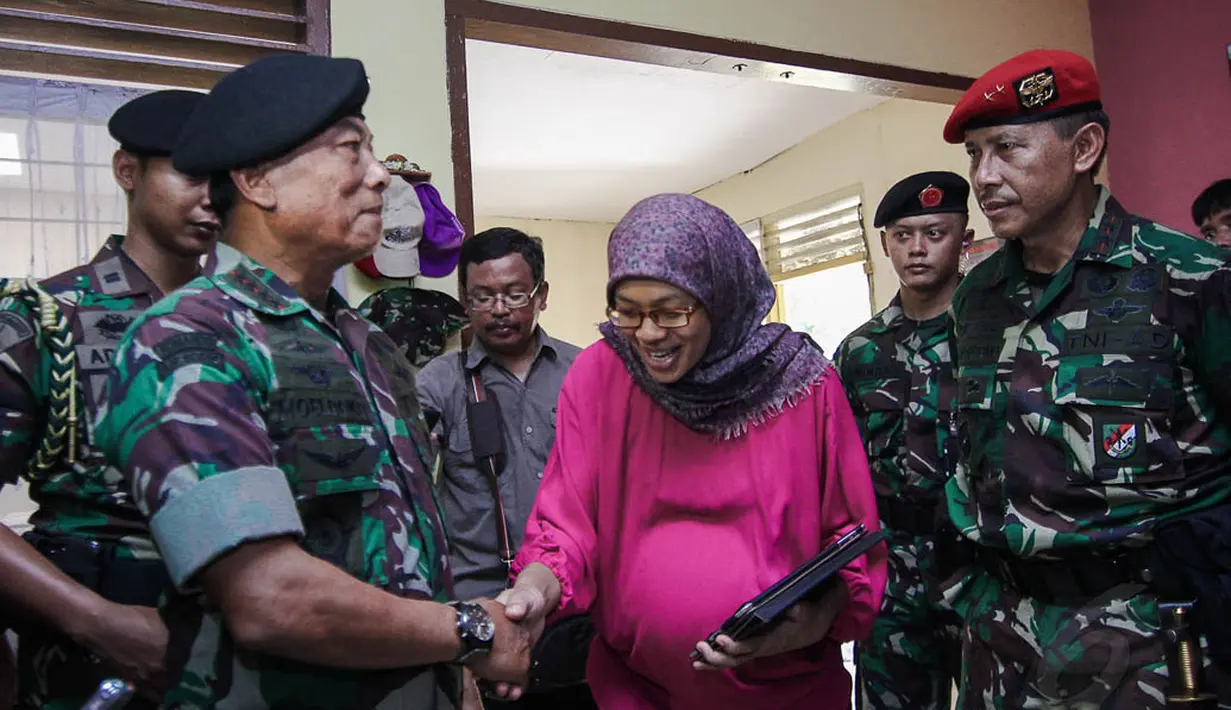Kedatangan Panglima TNI Jenderal Moeldoko di perumahan prajurit TNI AD di Mako Kopassus Cijantung (2/5/2014) mendapat sambutan dari istri Kapten Infantri Langgeng Puji Santoso yang saat ini sedang bertugas di Lebanon. (Liputan6.com/Faizal Fanani)