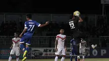 Kiper Persis, Agung Prasetyo, di semifinal Piala Polda Jateng 2015 versus PSCS (Bola.com/Vincentius Sawarno)