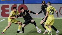Penyerang Barcelona, Lionel Messi mengontrol bola dari kawalan pemain Villarreal, Vicente Iborra pada pertandingan La Liga Spanyol di stadion Ceramica di Villarreal, Spanyol (25/4/2021). Berkat kemenangan ini, Barcelona menempel Real Madrid dengan 71 poin. (AP Photo/Alberto Saiz)