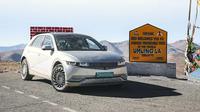 Mobil listrik Hyundai Ioniq 5 pecahkan rekor dunia dengan menaklukan ketinggian dari Umling La di Leh Ladakh, India.