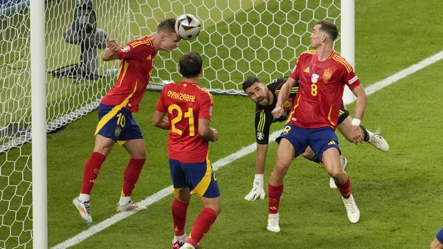 Foto: Penyelamatan Heroik Dani Olmo saat Partai Final Euro 2024, Berada di Waktu dan Tempat yang Tepat