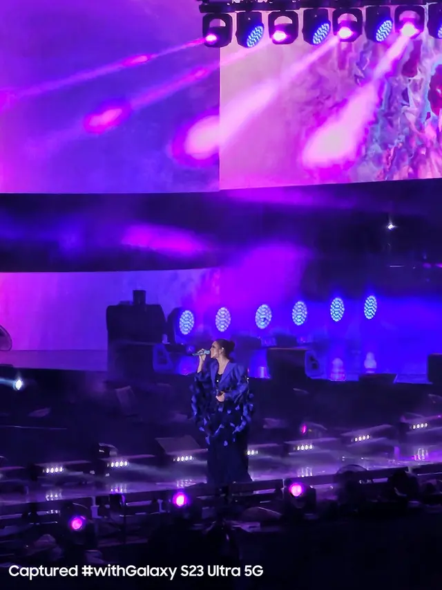 Menggunakan fitur zoom di Galaxy S23 Ultra untuk menjepret momen konser Raisa dari kejauhan