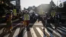 Angggota Komunitas Aku Badut Indonesia (ABI) melakukan aksi kampanye di kawasan Cilandak, Jakarta Selatan, Senin (12/7/2021). Mereka mengajak masyarakat agar menggunakan masker untuk kepentingan bersama dan mengurangi lonjakan kasus COVID-19. (Liputan6.com/Johan Tallo)