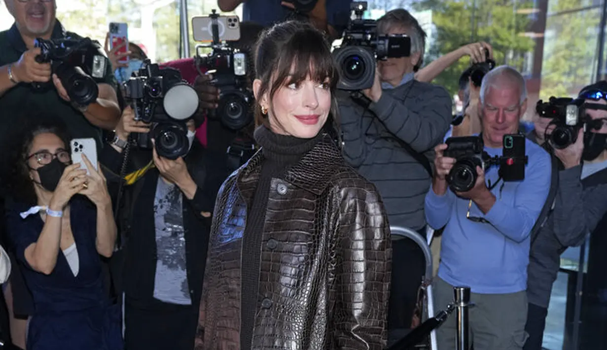 <p>Anne Hathaway di fashion show Michael Kors. (Charles Sykes/Invision/AP)</p>