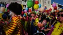 Orang-orang yang mengenakan pakaian badut ikut serta dalam parade badut tahunan di Sesimbra, Portugal pada Senin (4/3/2019). Perayaan ini dilakukan setiap tahun dan jatuh pada hari Senin. (PATRICIA DE MELO MOREIRA / AFP)