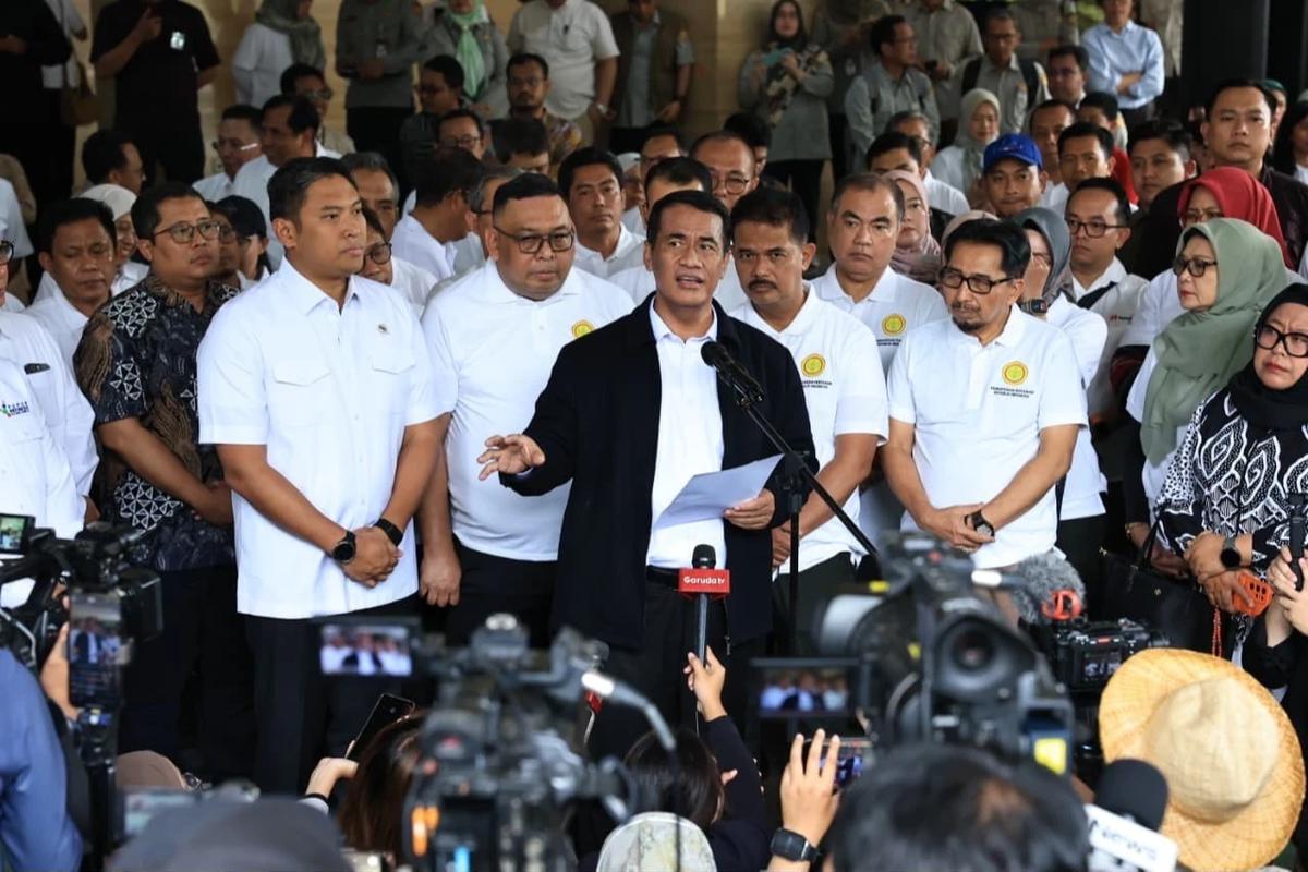 Mentan Amran saat melepas bantuan Kementan Peduli tahap 2 sebanyak 153 truk di Kampus Kementerian Pertanian