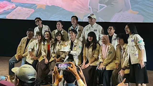 Jajaran cast, produser, sutradara, dan penulis dalam konferensi pers trailer dan poster film People Pleaser yang digelar di Jakarta, (12/10/2026). (Liputan6.com/Afradhiya N. R)