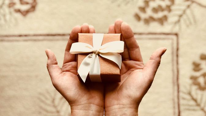 Berbagi 3 000 Paket Kado Spesial Untuk Guru Di Daerah Tertinggal