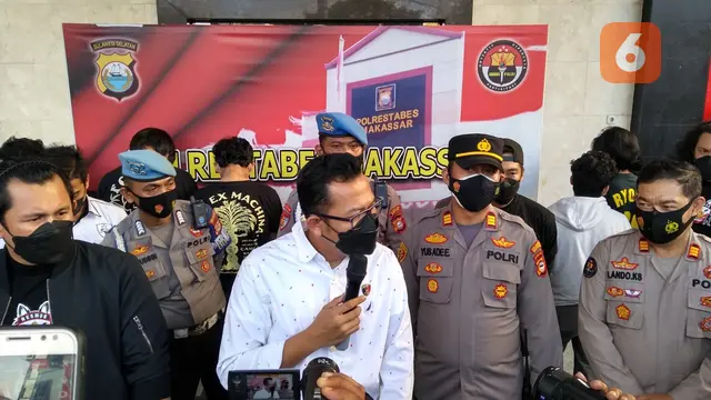 8 pemuda ditangkap usai terlibat terung bebas jalanan di Makassar (Liputan6.com/Fauzan)