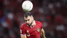 Pemain Timnas Indonesia, Jordi Amat menanduk bola saat laga leg pertama semifinal Piala AFF 2022 melawan Timnas Vietnam di di Stadion Utama Gelora Bung Karno (SUGBK), Jumat (6/1/2023) sore WIB. (Bola.com/Bagaskara Lazuardi)