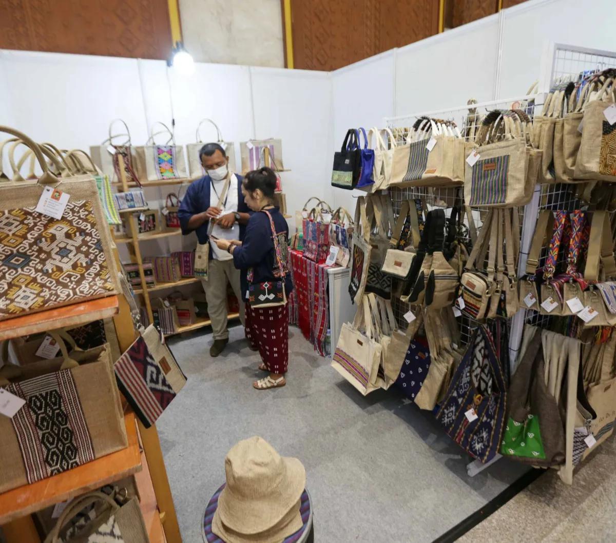 Presiden Joko Widodo (Jokowi) resmi membuka pameran Inacraft on October 2023 di Jakarta, Rabu (4/10/2023). Pameran kerajinan terbesar di Asia Tenggara ini selalu konsisten menampilkan kreasi terbaik dari tahun ke tahun.