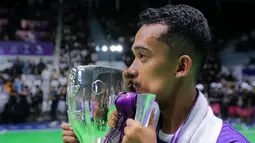 Pemain SMAN 8 Makassar mencium trofi setelah berhasil keluar sebagai juara AXIS Nation Cup 2023 pada laga grand final melawan SMK Nusantara Jakarta yang berlangsung di Istora Senayan, Jakarta, Minggu (15/10/2023) malam WIB. (Bola.com/Bagaskara Lazuardi)