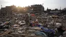 Warga mencari barang yang masih bisa terpakai di tempat pengungsian korban gempa bumi di Chuchepati, Kathmandu, Nepal, Selasa (14/3). Pemerintah Nepal terpaksa menggusur kamp ini karena dianggap sudah terlalu lama. (AP Photo)