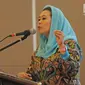 Direktur Wahid Foundation, Yenny Wahid menyampaikan materi saat diskusi panel di Jakarta, Senin (29/1). Menurut Yenny Wahid, perempuan Indonesia memliki potensi menjadi agen perdamaian. (Liputan6.com/Herman Zakharia)