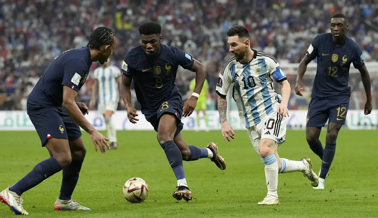 Lionel Messi yang menjadi bintang lapangan berusaha melewati hadangan tiga pemain Prancis sekaligus. (AP Photo/Martin Meissner)