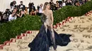 Model Gigi Hadid berpose saat menghadiri Met Gala 2018 di Metropolitan Museum of Art, New York (7/5). Tema Met Gala kali ini adalah "Heavenly Bodies: Fashion dan Catholic Imagination". (AP Photo/Charles Sykes)
