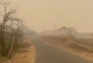 Kabut asap akibat kebakaran hutan dan lahan (karhutla) di Kabupaten Merauke, Papua Selatan, berdampak hingga Kabupaten Mimika. (Foto: Antara)
